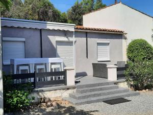 Maisons de vacances Attractive Holiday Home in Cessenon Sur Orb with Terrace : Maison de Vacances 3 Chambres 