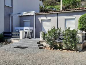 Maisons de vacances Attractive Holiday Home in Cessenon Sur Orb with Terrace : photos des chambres