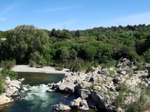 Maisons de vacances Attractive Holiday Home in Cessenon Sur Orb with Terrace : photos des chambres