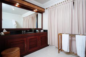 Phòng Deluxe Nhìn Ra Vườn (Deluxe Room with Garden View)