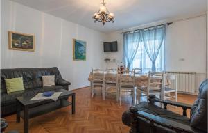 Nice Home In Liznjan With Wifi