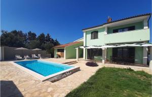 Nice Home In Liznjan With Wifi