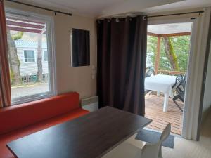 Campings Les Acacias : Mobile Home 2 Chalbres (4 à 6 personnes)