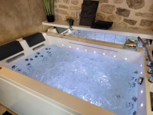 Villas Cottage chaleureux avec jacuzzi et terrasse privee : photos des chambres