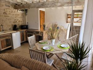 Villas Cottage chaleureux avec jacuzzi et terrasse privee : photos des chambres