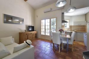 Villages vacances Les Garrigues de la Vallee des Baux : photos des chambres