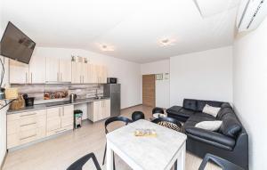 Cozy Apartment In Kastel Luksic