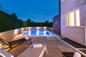 CROWONDER Villa Nika - Villa with Heated Swimming Pool, Jacuzzi and Sauna