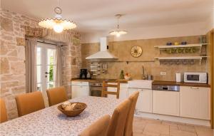 Amazing Home In Liznjan With Kitchen