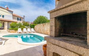 Amazing Home In Liznjan With Kitchen