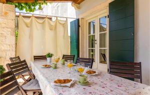 Amazing Home In Liznjan With Kitchen