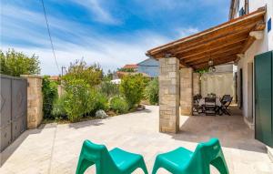 Amazing Home In Liznjan With Kitchen