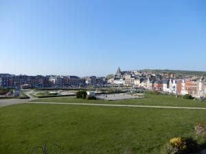 B&B / Chambres d'hotes CAPRICES ENSOLEILLES Chambre, vue panoramique, petite vue mer, 300 metres plage Mers les Bains Le Treport : photos des chambres