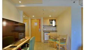 Raridade! FLAT PARTICULAR DE ALTO PADRÃO - ENORME - 2 Camas Largas e Excelentes - 1 Queen de 1,58m de largura e 1 Solteirão de 1,10m de largura - Arrumação Diária Gratuita - Excelente Atendimento - Varanda - Condomínio do Hotel Lets Idea