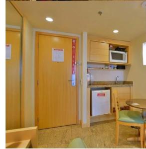 Raridade! FLAT PARTICULAR DE ALTO PADRÃO - ENORME - 2 Camas Largas e Excelentes - 1 Queen de 1,58m de largura e 1 Solteirão de 1,10m de largura - Arrumação Diária Gratuita - Excelente Atendimento - Varanda - Condomínio do Hotel Lets Idea