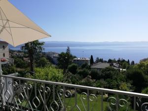 One-Bedroom Apartment with Balcony and Sea View room in Villa Allegra
