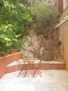 Maisons de vacances maison au coeur de Fontaine de Vaucluse, nichee sur le rocher et surplombant la sorgue : photos des chambres