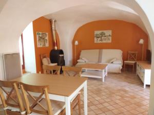 maison au coeur de Fontaine de Vaucluse, nichée sur le rocher et surplombant la sorgue