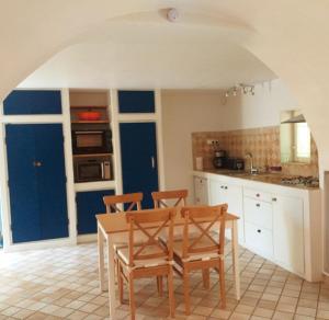 maison au coeur de Fontaine de Vaucluse, nichée sur le rocher et surplombant la sorgue