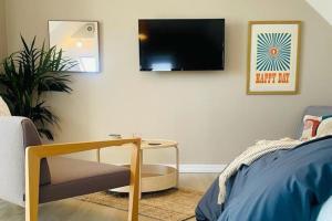 Lovely bijou loft apt, one road back from the sea