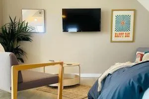 Lovely bijou loft apt, one road back from the sea - Goring by Sea