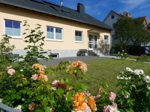 Ferienwohnung mit Terrasse am Rosengarten - Kälberau