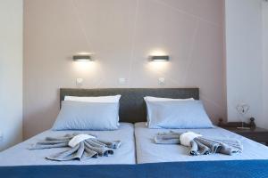 Standard Triple Room with Sea View room in HOTEL ATHINA