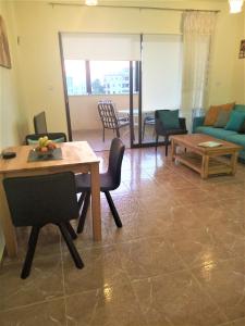 Queens Gardens suite by the sea, pool and mall
