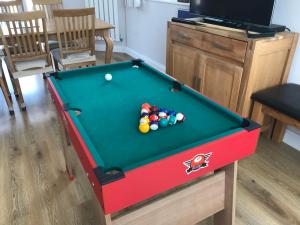 Whitby Spacious Rugby Field Cottage with off-street parking and EV fast point for electric cars