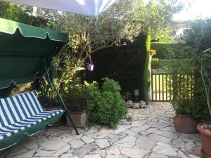 Casita blanca con fibra óptica y piscina cominutaria