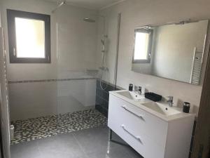 Villas MAISON moderne avec piscine chauffee : photos des chambres