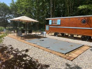 Maisons de vacances Luxury caravan for 6 people - private swimming pool : photos des chambres