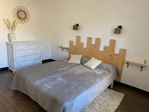 Loctroi, Village house with patio - Fontcouverte