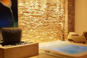 Hotels Best Western Premier Le Patio des Artistes Wellness Jacuzzi : photos des chambres