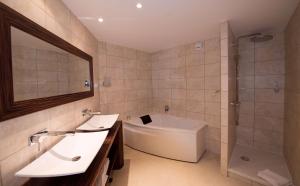 Hotels Best Western Premier Le Patio des Artistes Wellness Jacuzzi : photos des chambres