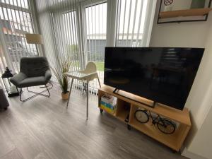 Ferienhaus LuxChalet #VAJU Lathum# am See, Strand, Pool, Nationalpark