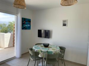 Appartements Residence Marina di Bravone - appartement 4 personnes Vue Mer 2eme etage N203 : photos des chambres