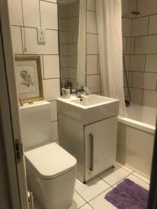 Room and private bathroom in the Whitehouse