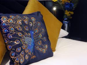 Central Boutique Studio ( With Parking )