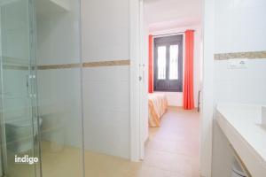 DEK001 Riverview Modern Townhouse in Centre of Ay