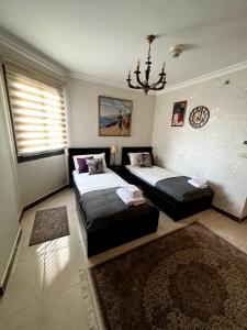 Lovely 2 bedroom duplex with a pool in front AUC