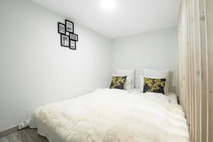 Super Central Quiet Studio