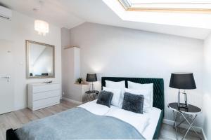 Quiet very central & stylish apt