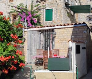 Apartment Alena with terrace and garden Center Jelsa