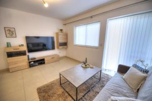Centrally located and tastefully furnished one bedroom apartment CKNI1-1