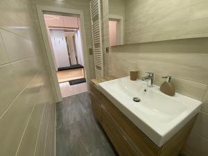 CLASSY TIMES - City Centre - Private Parking - Sunny apartment