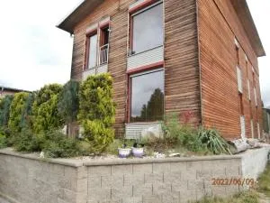 Apartmán v dřevěném domě - Poustka