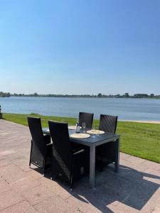 Luxe chalet direct aan het water met strand