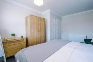 Cheerful 3 bedroom home with parking near Chester