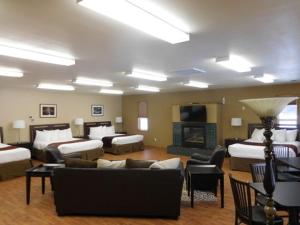 Executive Studio Suite, 4 Queen Beds, 1st Floor room in Cowlitz River Lodge